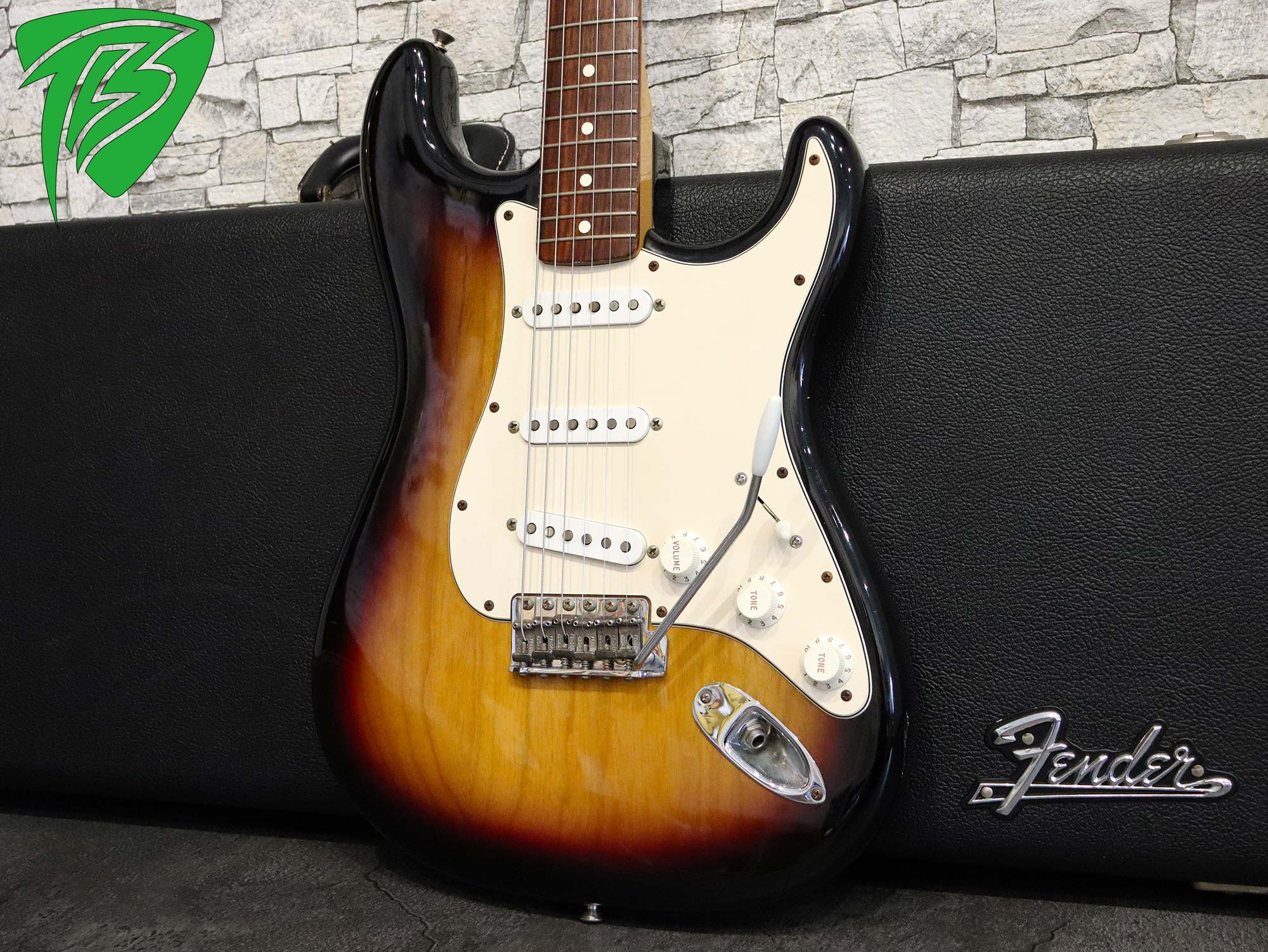 Fender USA American Vintage 70s Stratocaster 3 Color Sunburst 2005 - 1.jpg