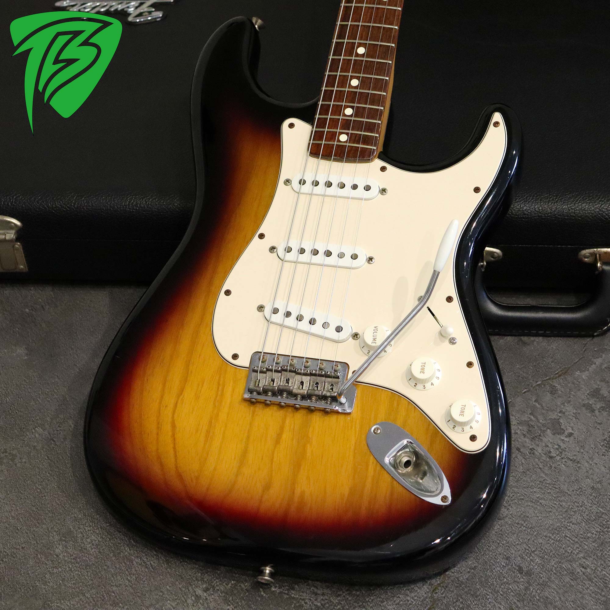 Fender USA American Vintage 70s Stratocaster 3 Color Sunburst 2005 - 2.jpg