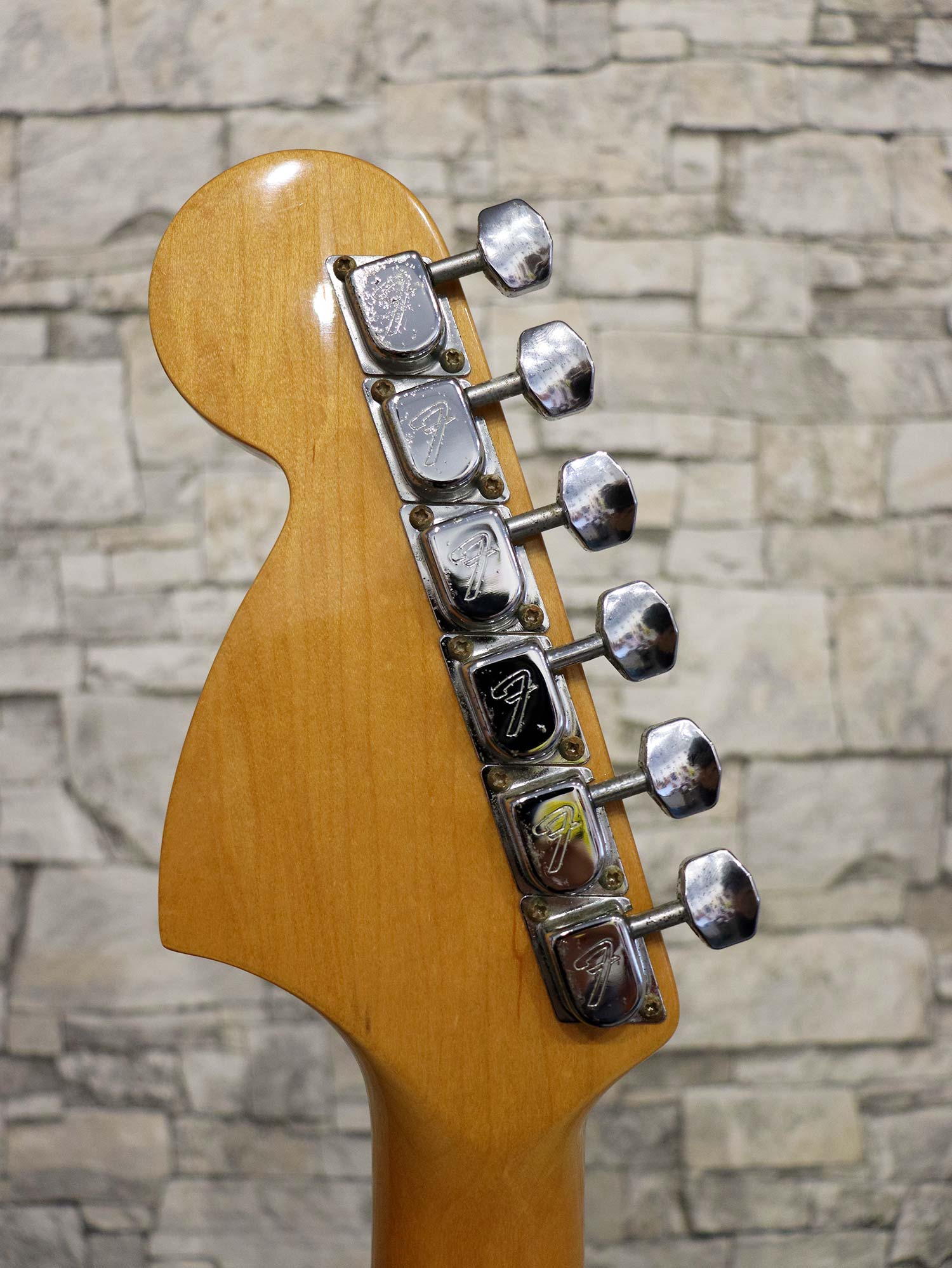 Fender USA American Vintage 70s Stratocaster 3 Color Sunburst 2005 - 22.jpg