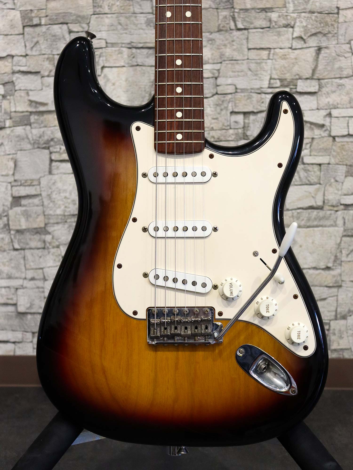Fender USA American Vintage 70s Stratocaster 3 Color Sunburst 2005 - 26.jpg