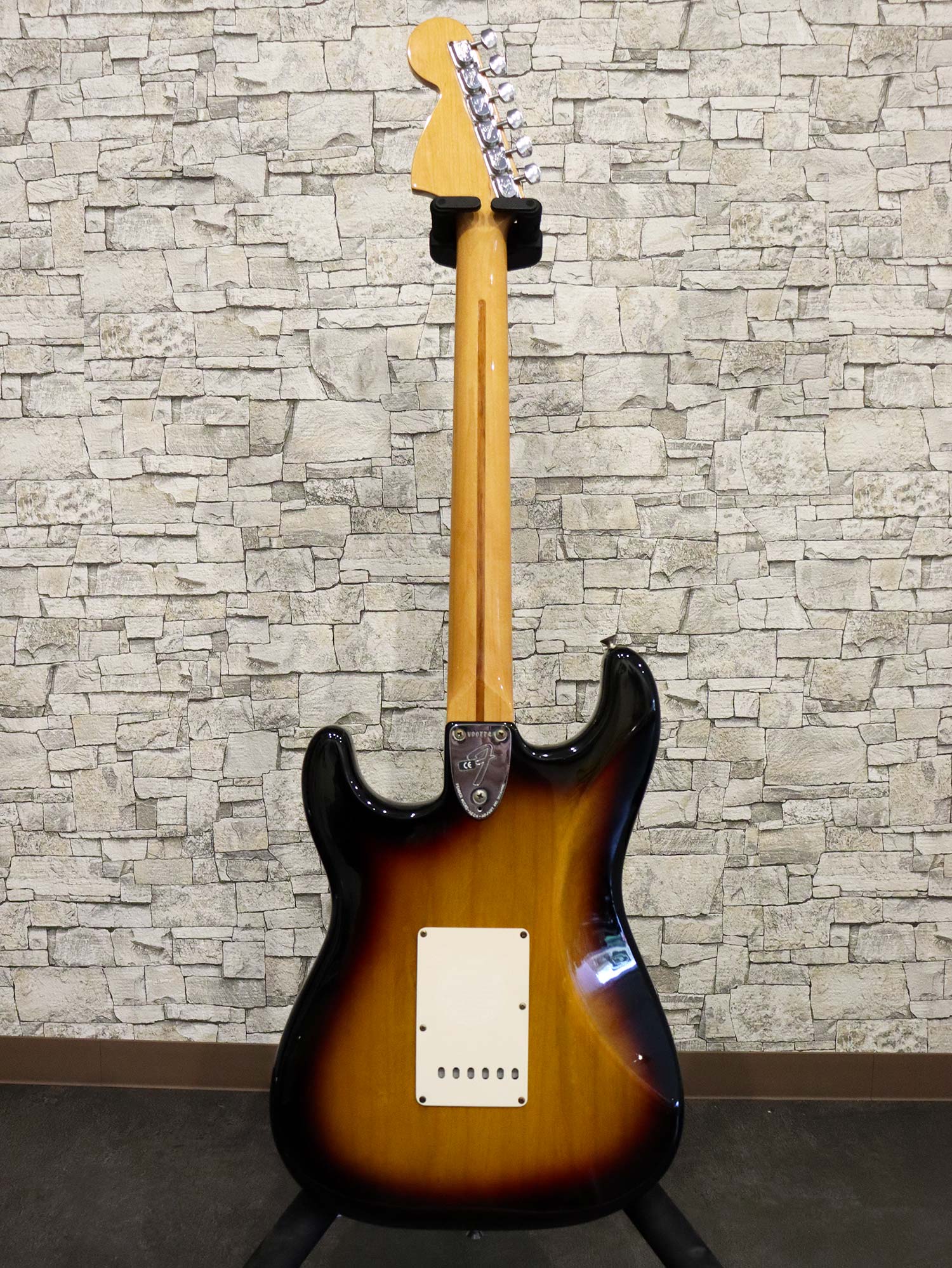 Fender USA American Vintage 70s Stratocaster 3 Color Sunburst 2005 - 27.jpg