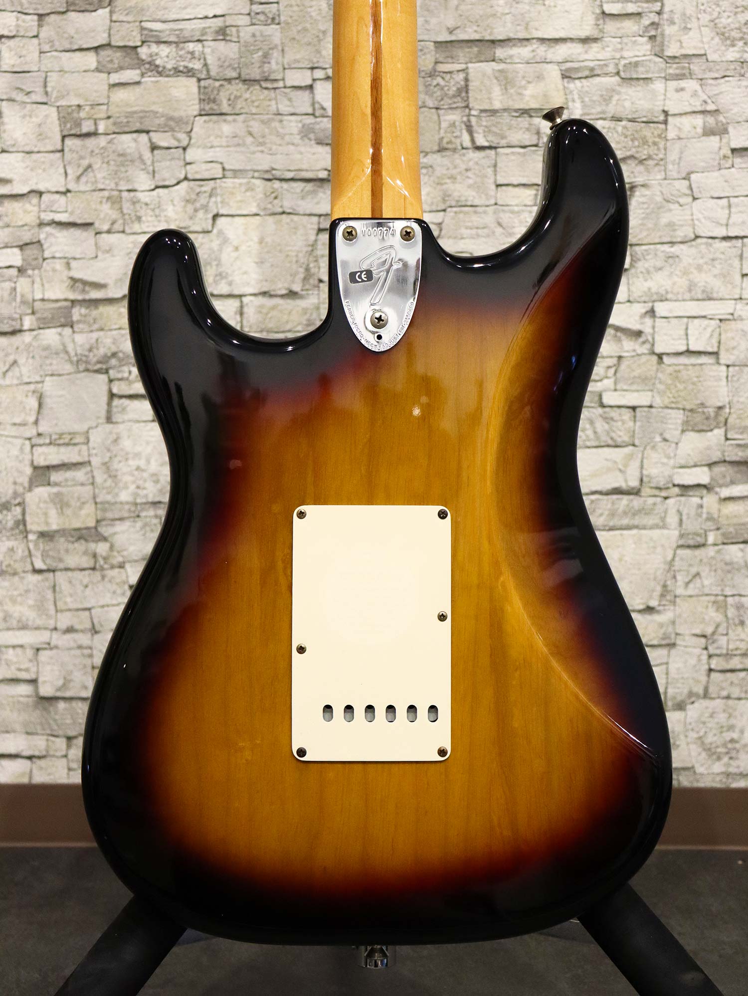 Fender USA American Vintage 70s Stratocaster 3 Color Sunburst 2005 - 28.jpg