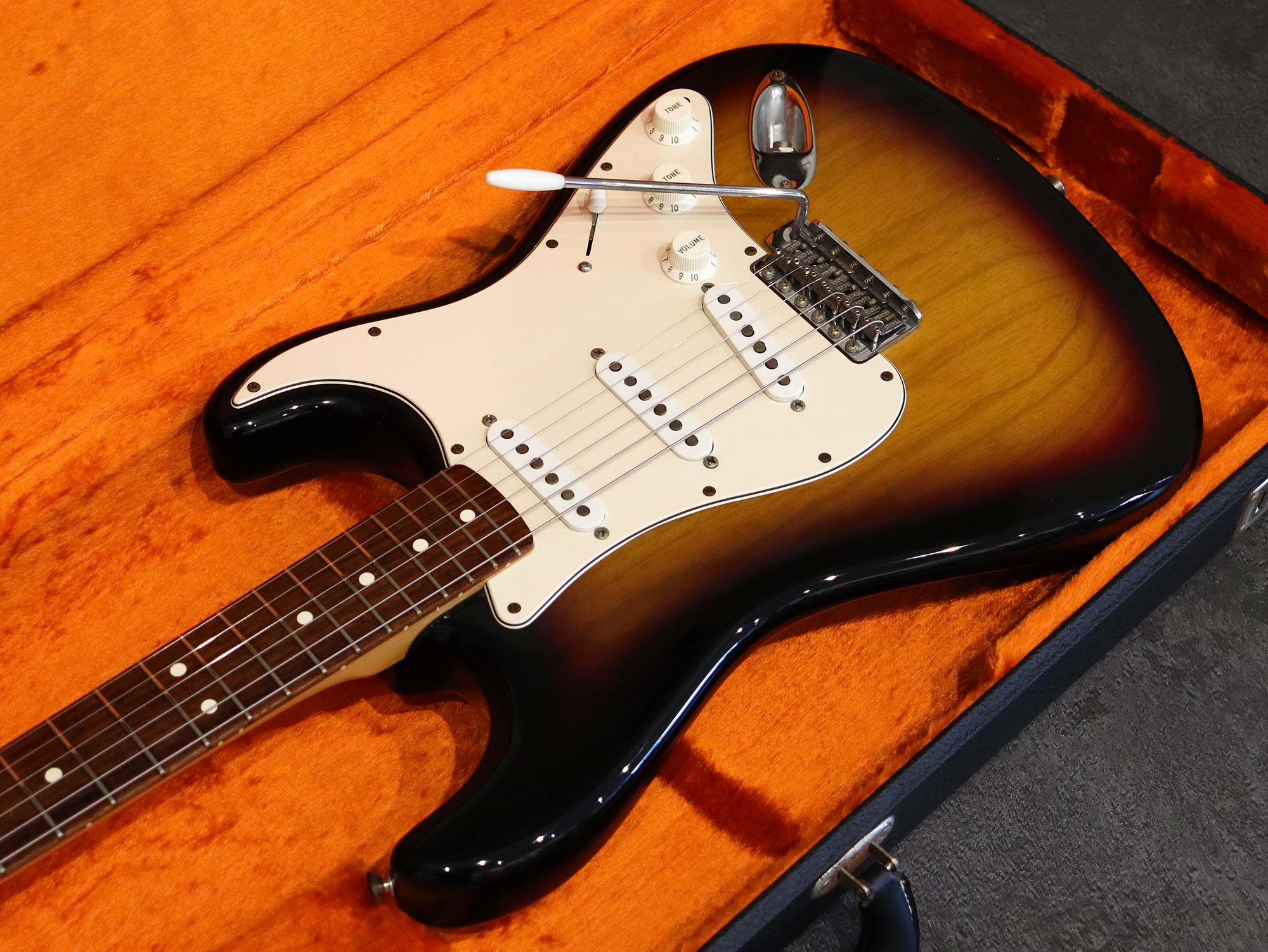 Fender USA American Vintage 70s Stratocaster 3 Color Sunburst 2005 - 5.jpg