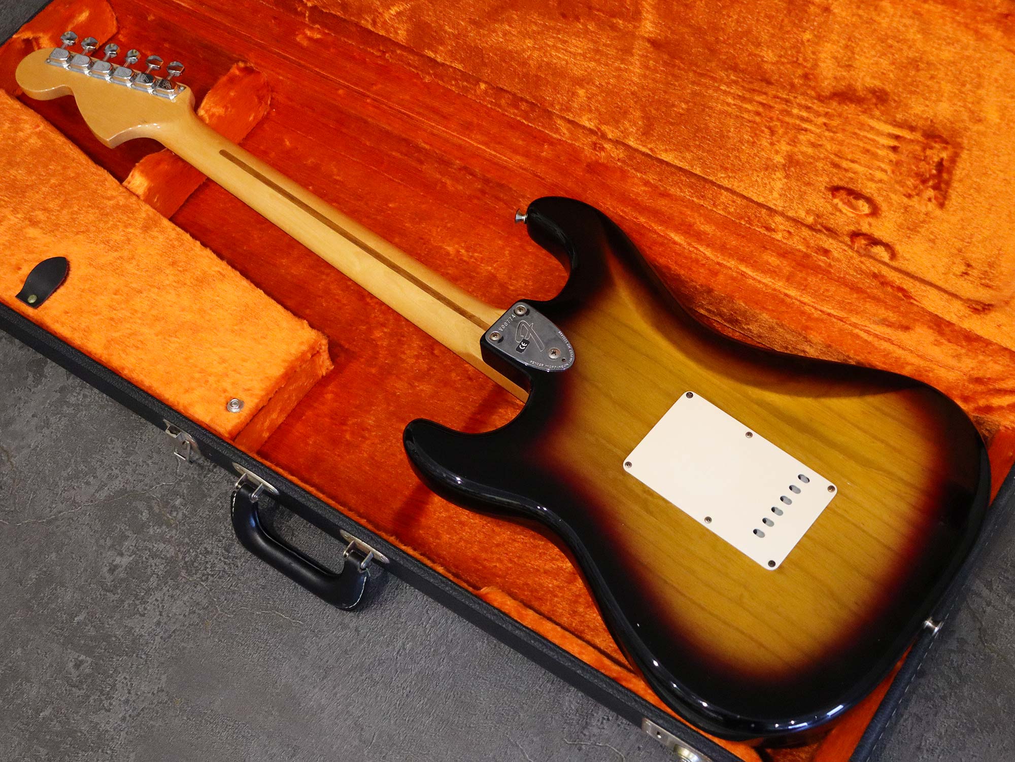 Fender USA American Vintage 70s Stratocaster 3 Color Sunburst 2005 - 8.jpg