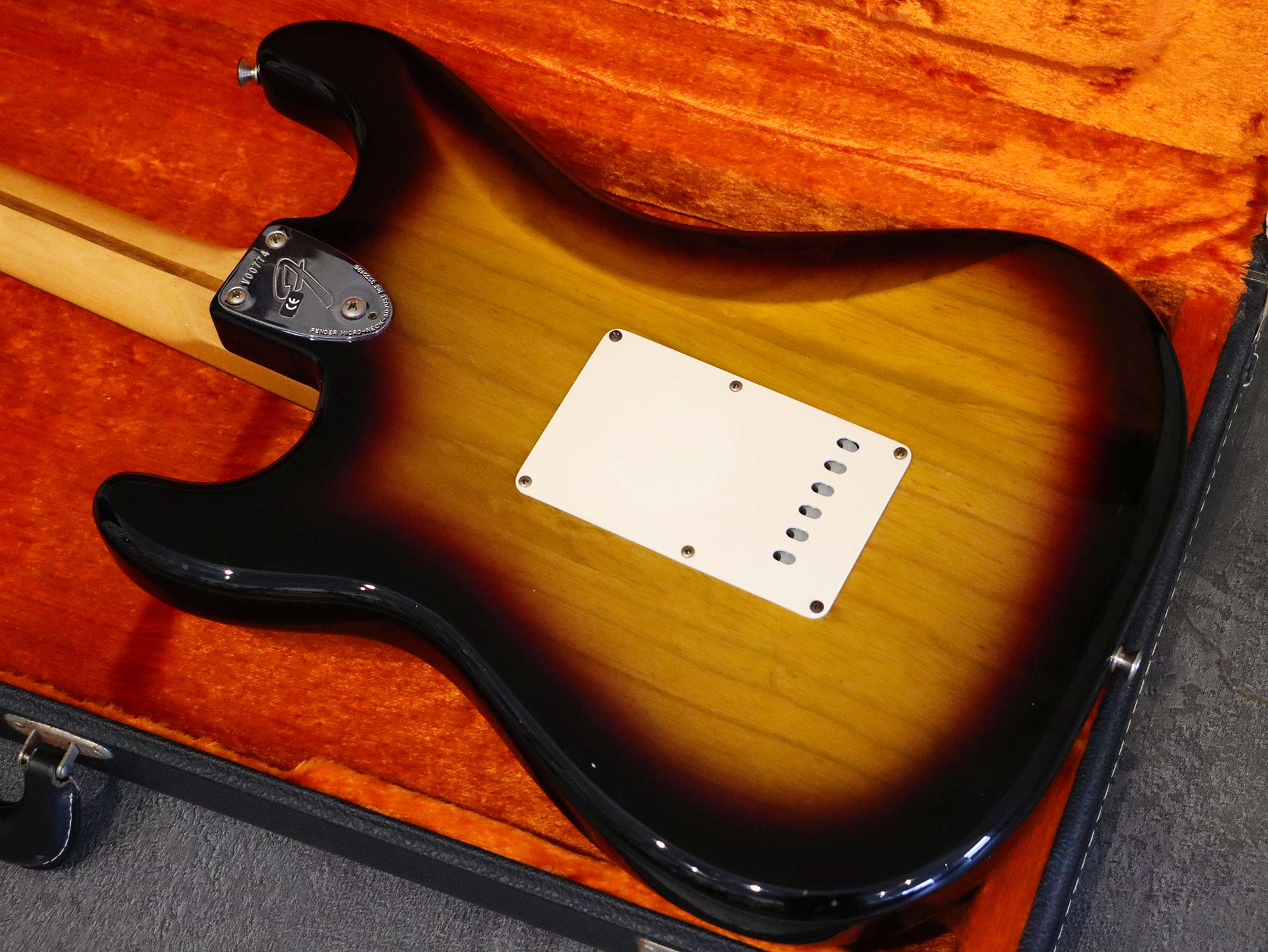 Fender USA American Vintage 70s Stratocaster 3 Color Sunburst 2005 - 9.jpg